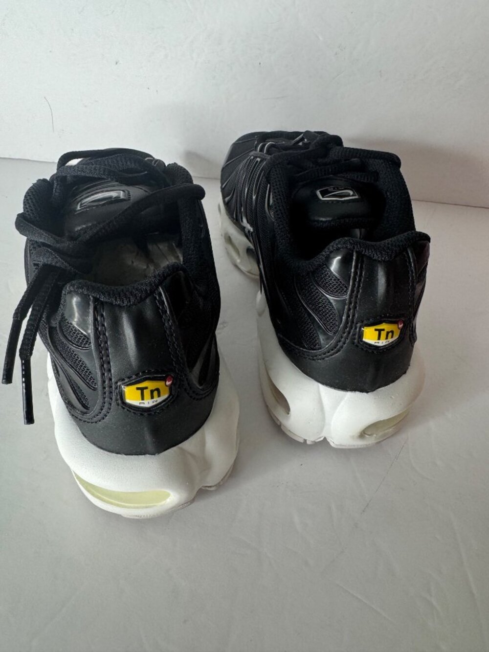 Nike Air Max Plus Sneakers Shoes Women's US 6.5 EU 37.5 NIB Black White - Picture 5 of 8